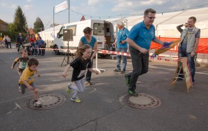 im Foto: Start um 18.05 Uhr an der Feuerwehr Meusegast, Minilauf mit Bürgermeister von Dohna Dr. Ralf Müller Meusegast (Sächsische Schweiz-Osterzgebirge, Sachsen), 3. Vesperlauf, 24.04.2015, Start 18 Uhr, im Rahmen des Meusegaster Ortsfestes 2015, Start und Ziel ist an der Feuerwehr Meusegast, Strecken: Minilauf (400 Meter), 2,5; 4,8 und 9,6 Kilometer, Siegerehrung ab 19 Uhr im Festzelt, insgesamt 57 Teilnehmer, Platzierungen: www.triathlon-service.de, Sieger über 9,6 Kilometer, Herren: Platz 1: Marc Rudloff (LSV Pirna) 39:05 Minuten, 2. Platz: Stefan Wensch (Dresden) 39:29 Minuten und 3. Platz: Andreas Nentzl (Pluto Lockwitz) 39:46 Minuten, Frauen (9,6 Kilometer): Ute Baldauf (VfL Dresden-Bühlau) 49:04 Minuten, 2. Platz: Ckaudia Radke (LSV Pirna) 49:21 Minuten und 3. Platz: Edelgard Palfi (Citylaufverein Dresden) 55:51 Minuten  Foto: Marko Förster 24.04.2015 © Marko Förster WICHTIGE HINWEISE: Jeder Abdruck ist honorar- und umsatzsteuerpflichtig (7 % Ust.)! Die Weitergabe des Bildmaterials an Dritte ist verboten!