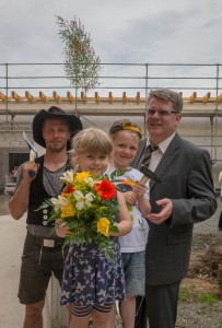 Dohna (Sächsische Schweiz-Osterzgebirge, Sachsen), 05.05.2015, Dohna, Kita Bummi, Richtfest für Neubau, Fertigstellung vorraussichtlich im November 2015, im Foto: die Kinder der Igel-Gruppe: Nele und Friedrich sowie Zimmermann Thomas Dittrich, er hielt den Richtspruch, für Zimmerermeister Dirk Großmann aus Dresden (Mannsfelder Straße 2) sowie Bürgermeister Dr. Ralf Müller vor der zukünftigen Kita Foto: Marko Förster 05.05.2015 © Marko Förster WICHTIGE HINWEISE: Jeder Abdruck ist honorar- und umsatzsteuerpflichtig (7 % Ust.)! Die Weitergabe des Bildmaterials an Dritte ist verboten